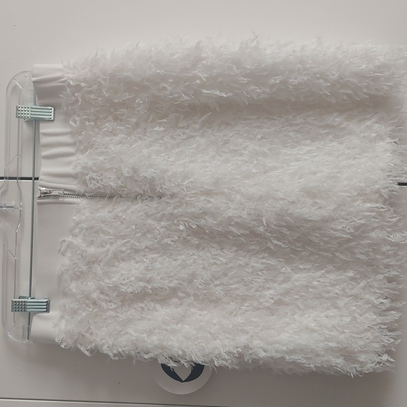Capsulle White Feathered Mini Skirt with Exposed Silver Zipper Size Large NWT - Picture 8 of 16